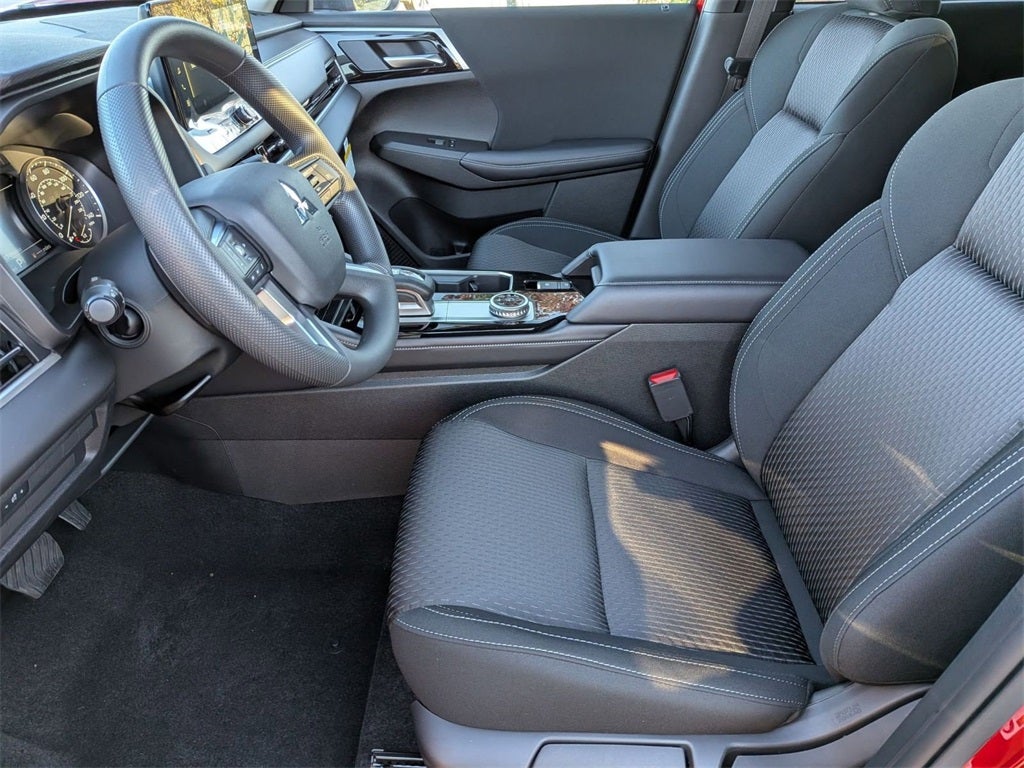 2025 Mitsubishi Outlander ES