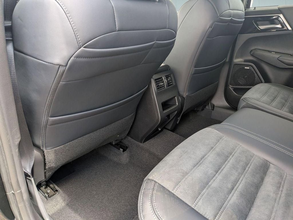 2026 Mitsubishi Outlander LE