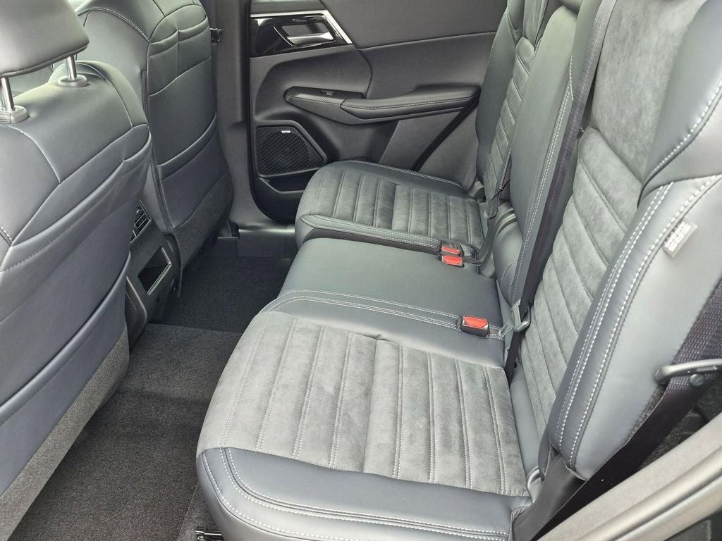 2026 Mitsubishi Outlander LE