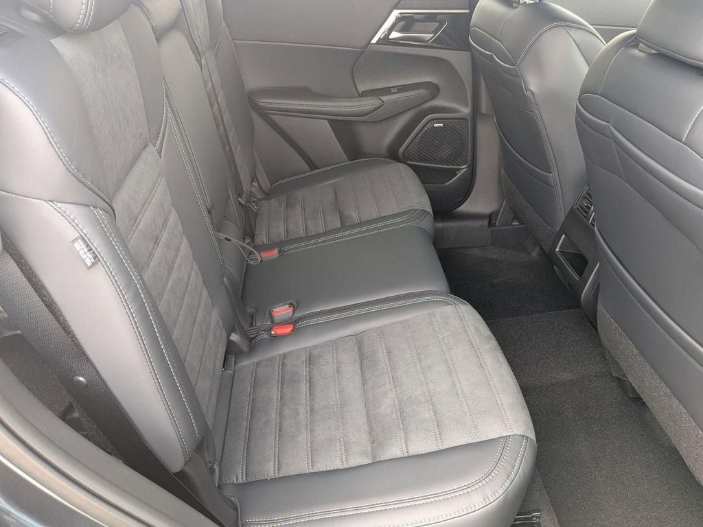 2026 Mitsubishi Outlander LE