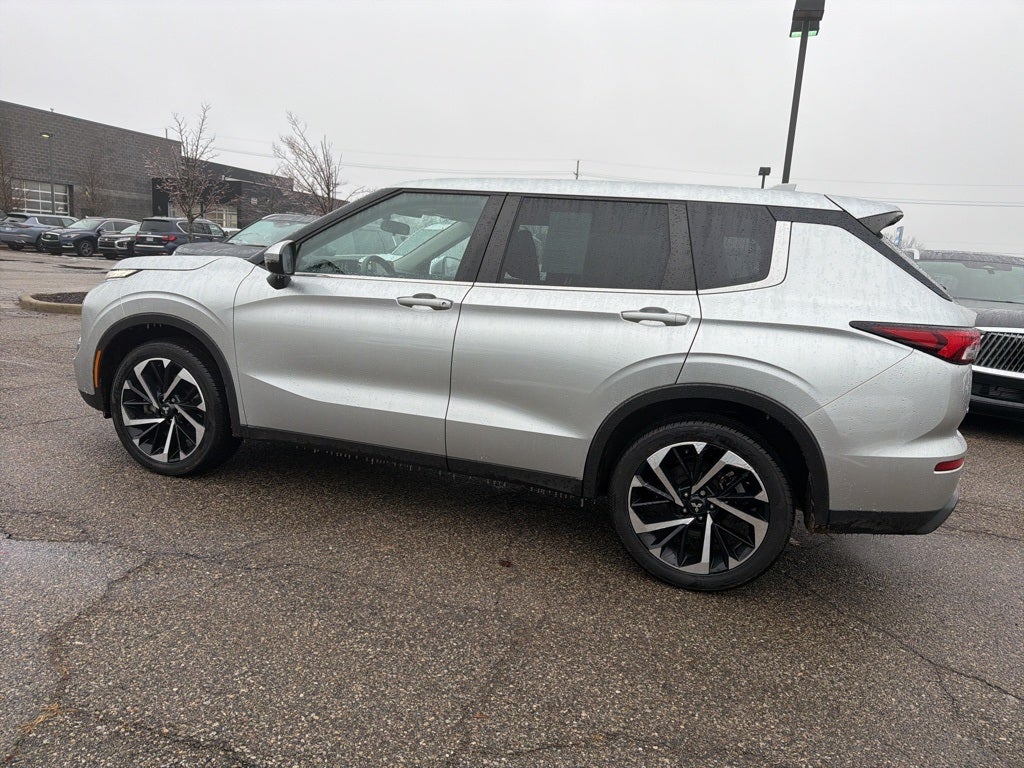 2022 Mitsubishi Outlander ES