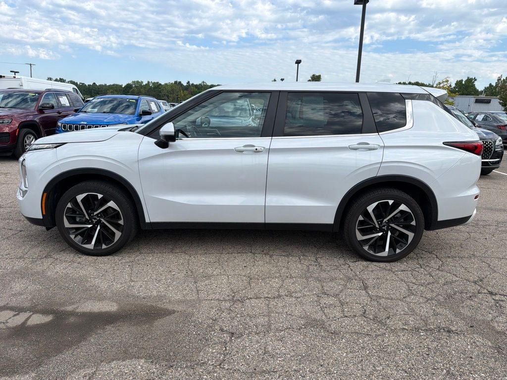 2023 Mitsubishi Outlander SE