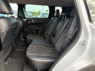 2023 Mitsubishi Outlander SE