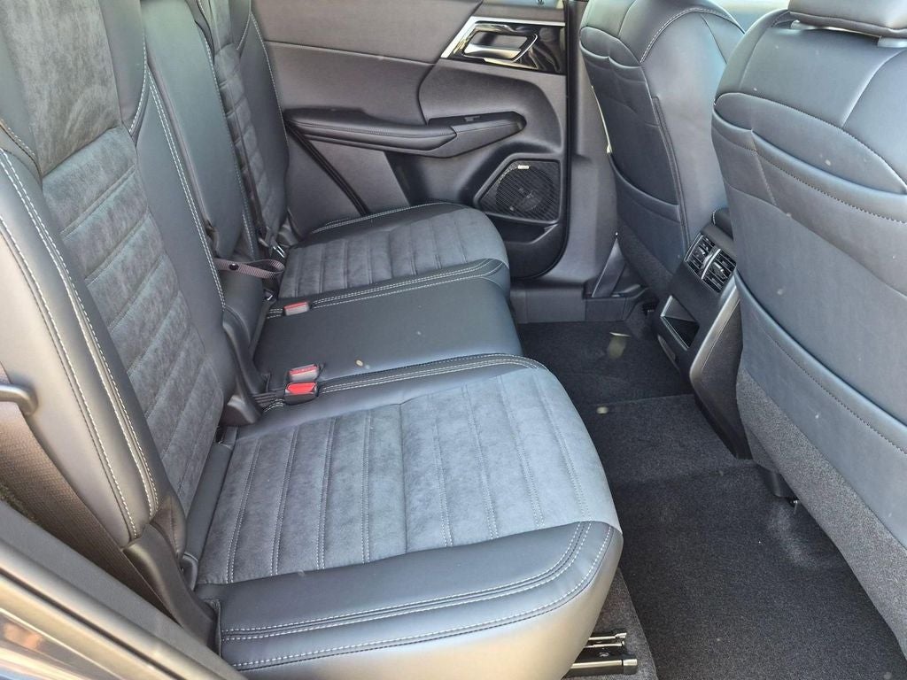 2026 Mitsubishi Outlander LE