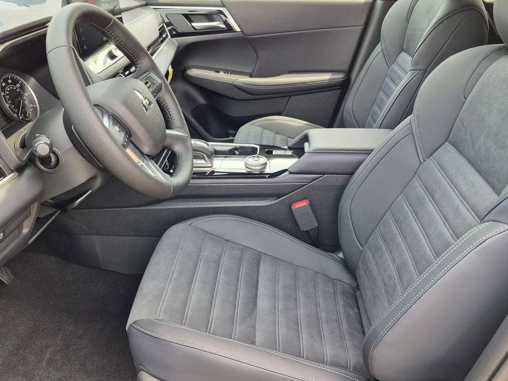 2026 Mitsubishi Outlander LE