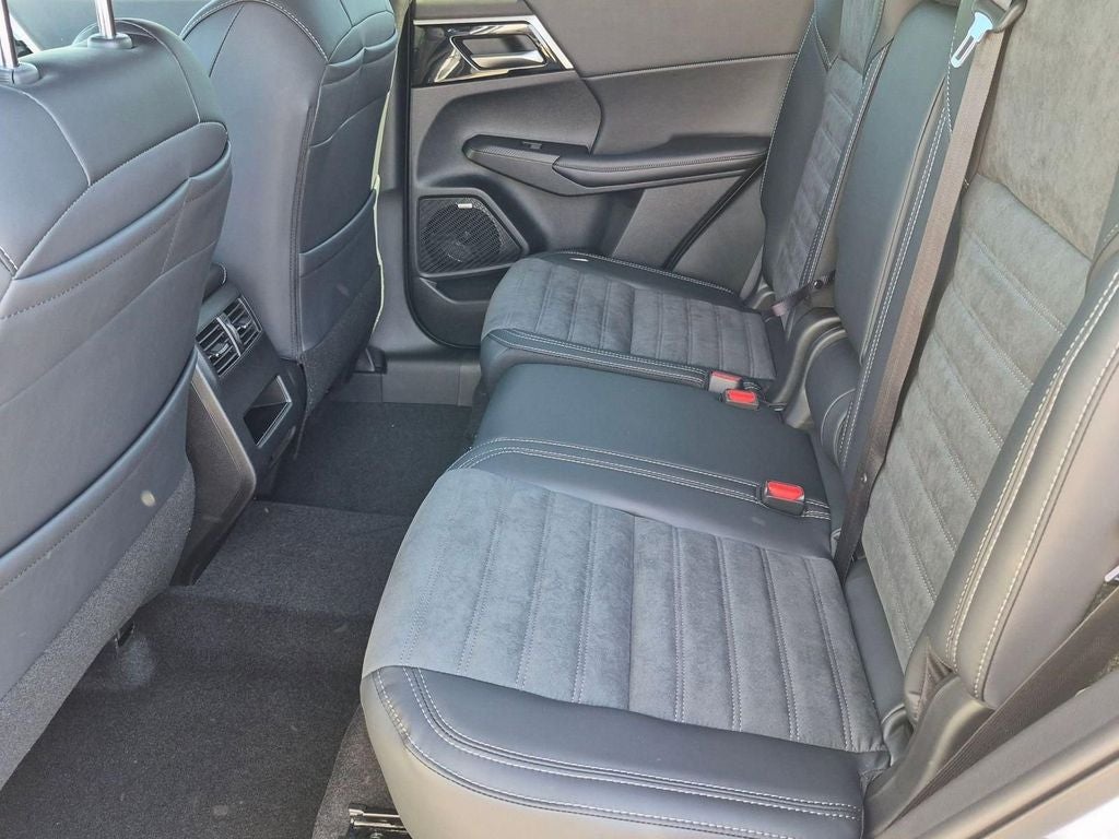 2026 Mitsubishi Outlander LE