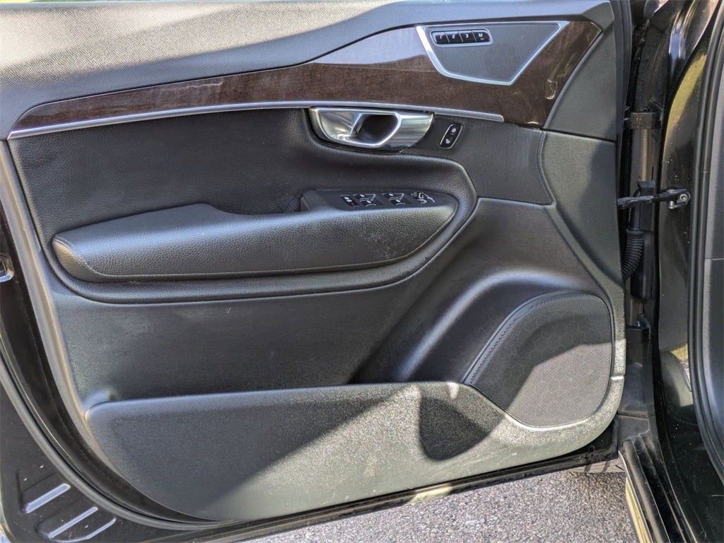 2016 Volvo XC90 Hybrid T8 Momentum