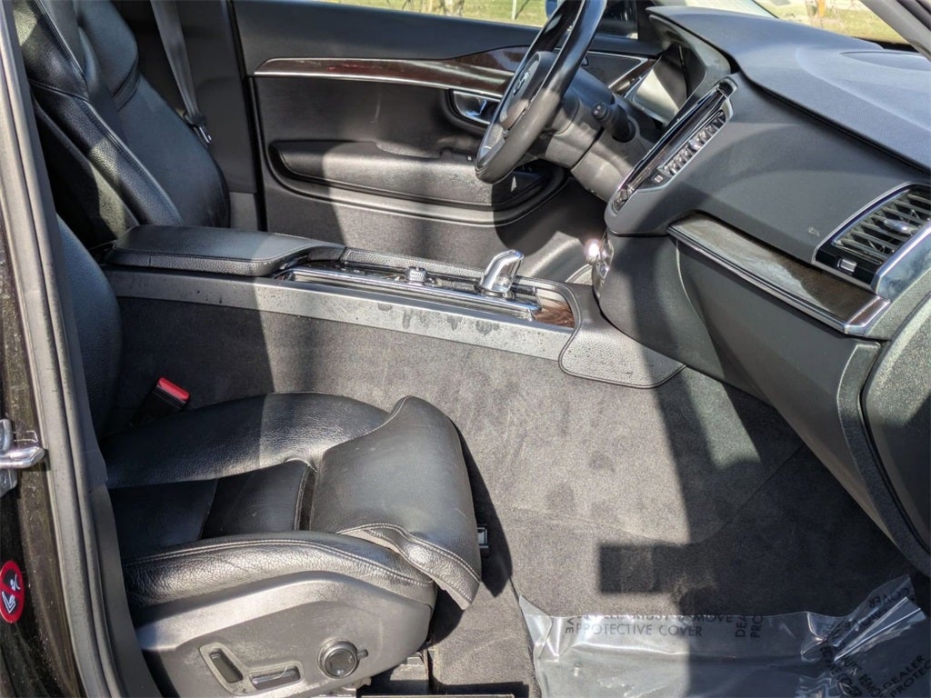 2016 Volvo XC90 Hybrid T8 Momentum